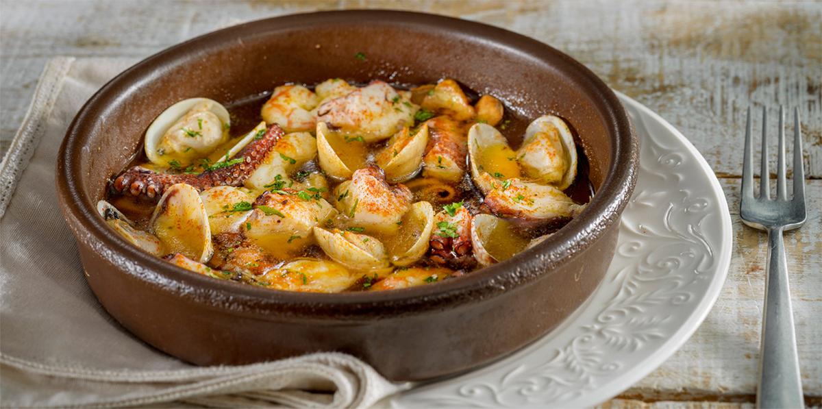 Cazuela de pulpo, almejas y langostinos