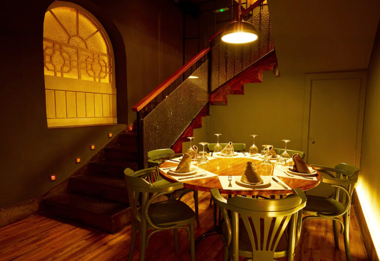 mesa-en-interior-restaurante-santa-ana